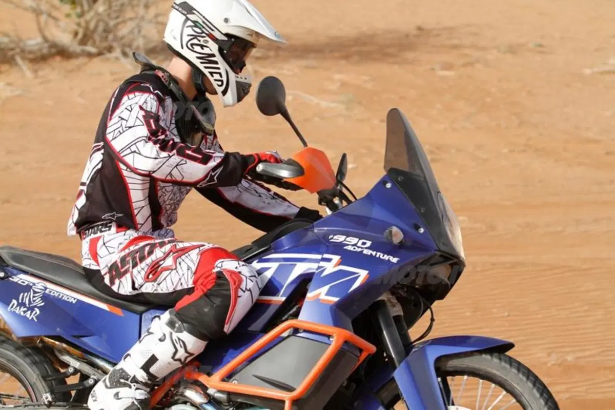 KTM 990 Adventure Dakar  (2)