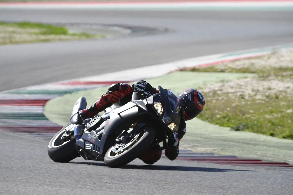Aprilia RSV4 1100 Factory 2019. Missile ...con le ali (2)