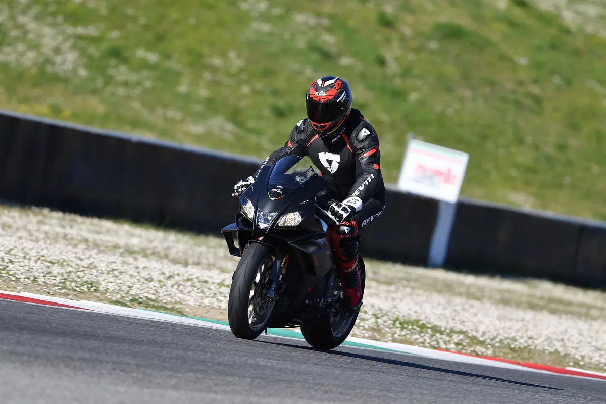 Aprilia RSV4 1100 Factory 2019. Missile ...con le ali (7)