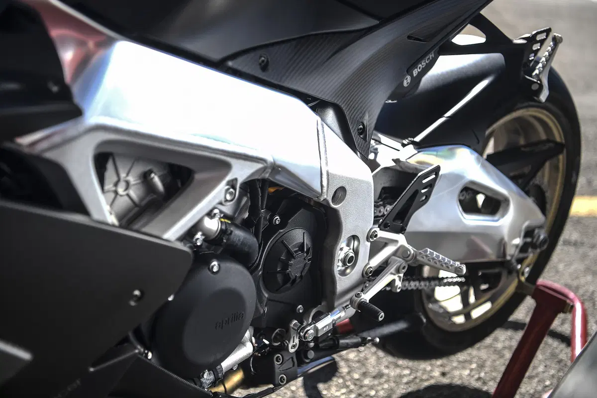 Aprilia RSV4 1100 Factory 2019. Missile ...con le ali (21)