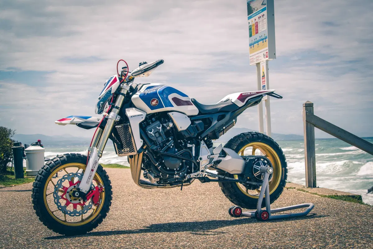 Honda CB Four: Dodici CB1000R special per i 50 anni del 4 in linea (11)