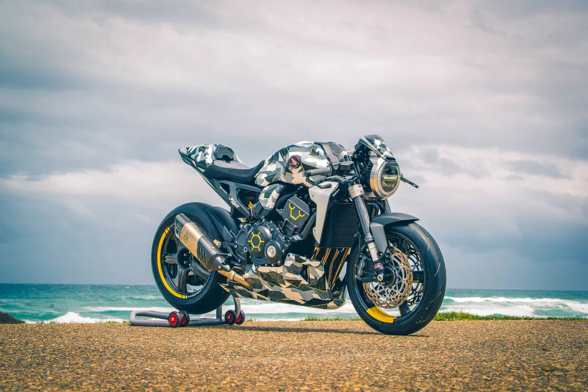 Honda CB Four: Dodici CB1000R special per i 50 anni del 4 in linea (13)