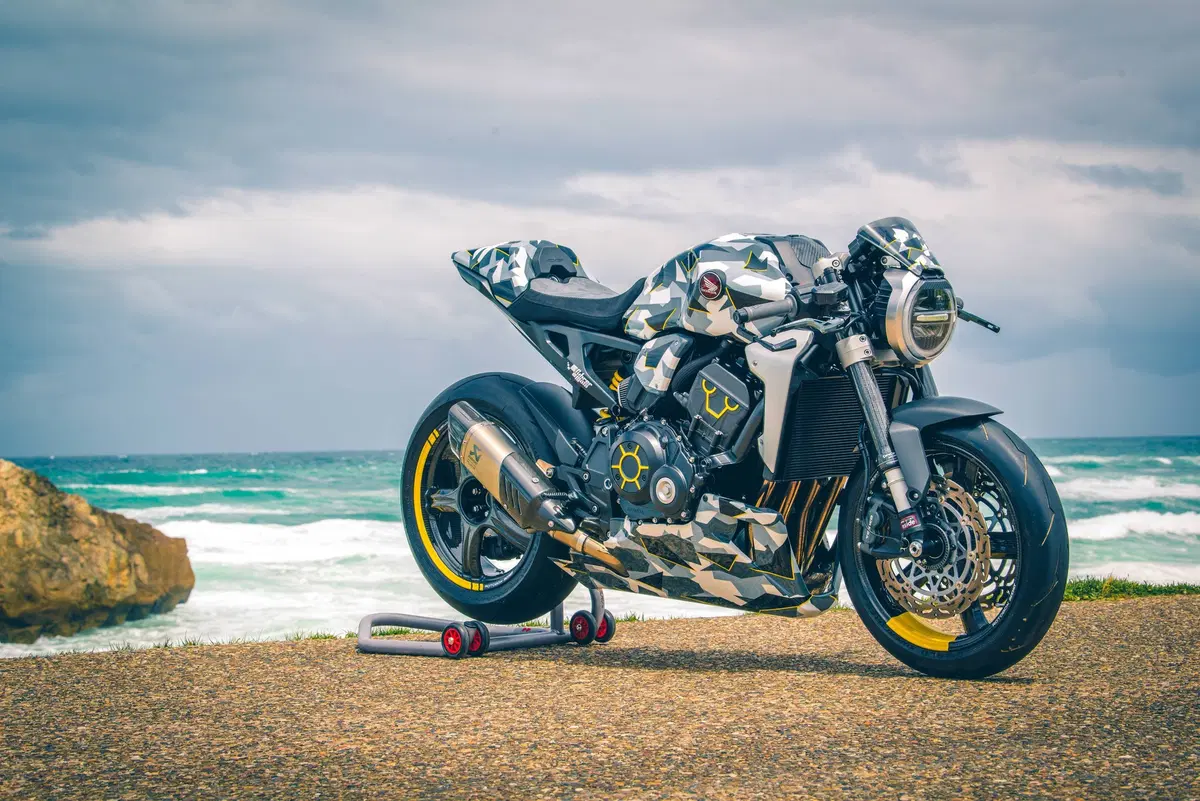 Honda CB Four: Dodici CB1000R special per i 50 anni del 4 in linea (14)
