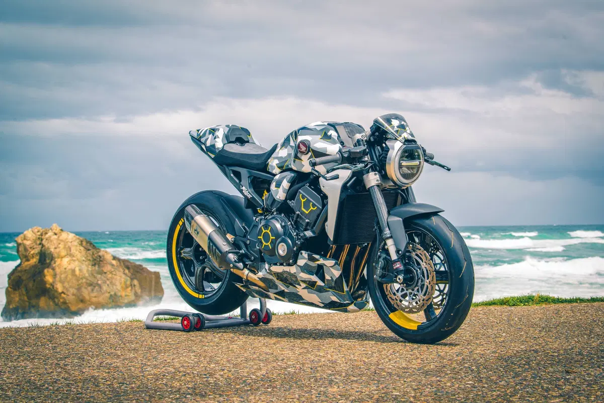Honda CB Four: Dodici CB1000R special per i 50 anni del 4 in linea (15)