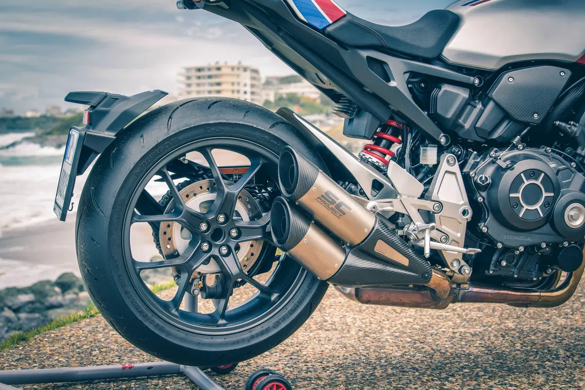 Honda CB Four: Dodici CB1000R special per i 50 anni del 4 in linea (6)