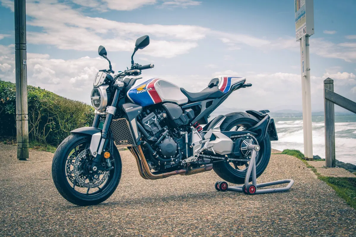 Honda CB Four: Dodici CB1000R special per i 50 anni del 4 in linea (13)