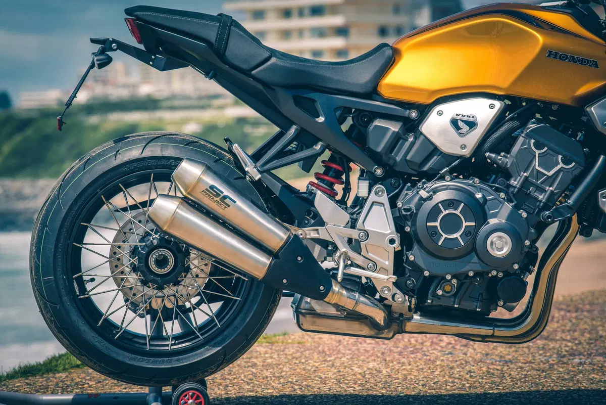 Honda CB Four: Dodici CB1000R special per i 50 anni del 4 in linea (17)