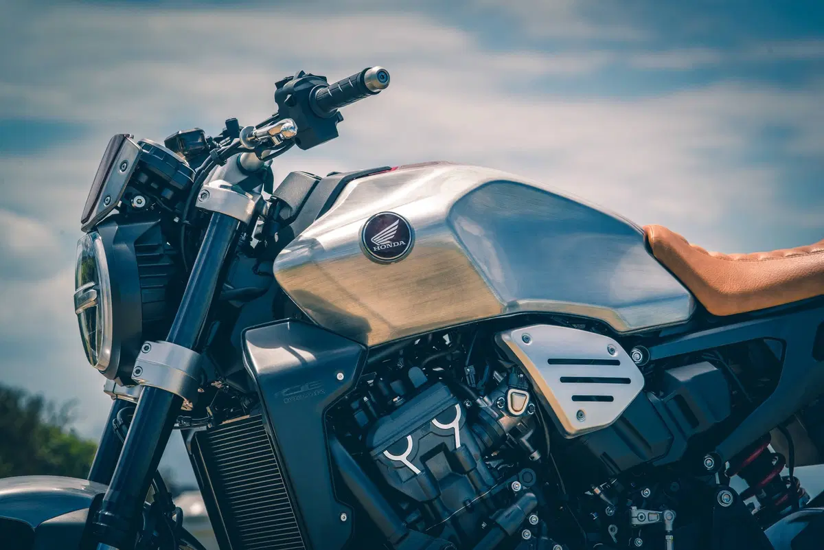 Honda CB Four: Dodici CB1000R special per i 50 anni del 4 in linea (3)