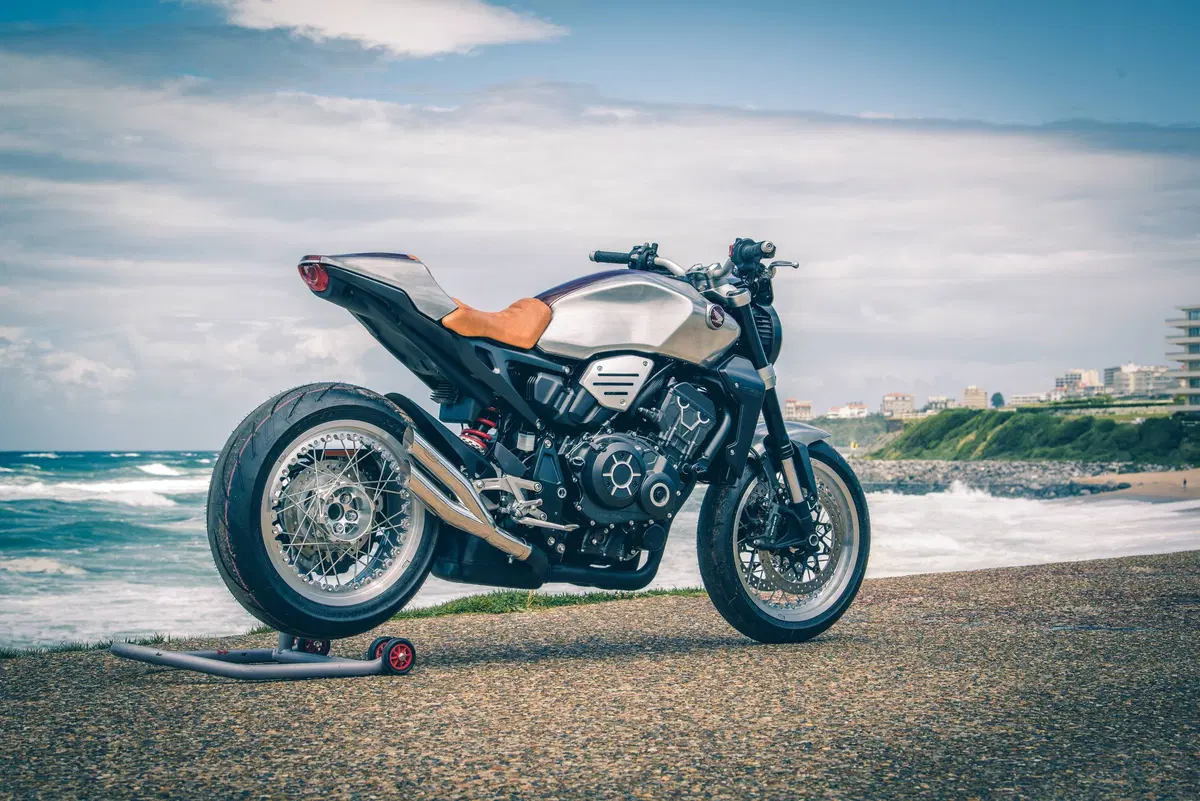 Honda CB Four: Dodici CB1000R special per i 50 anni del 4 in linea (8)