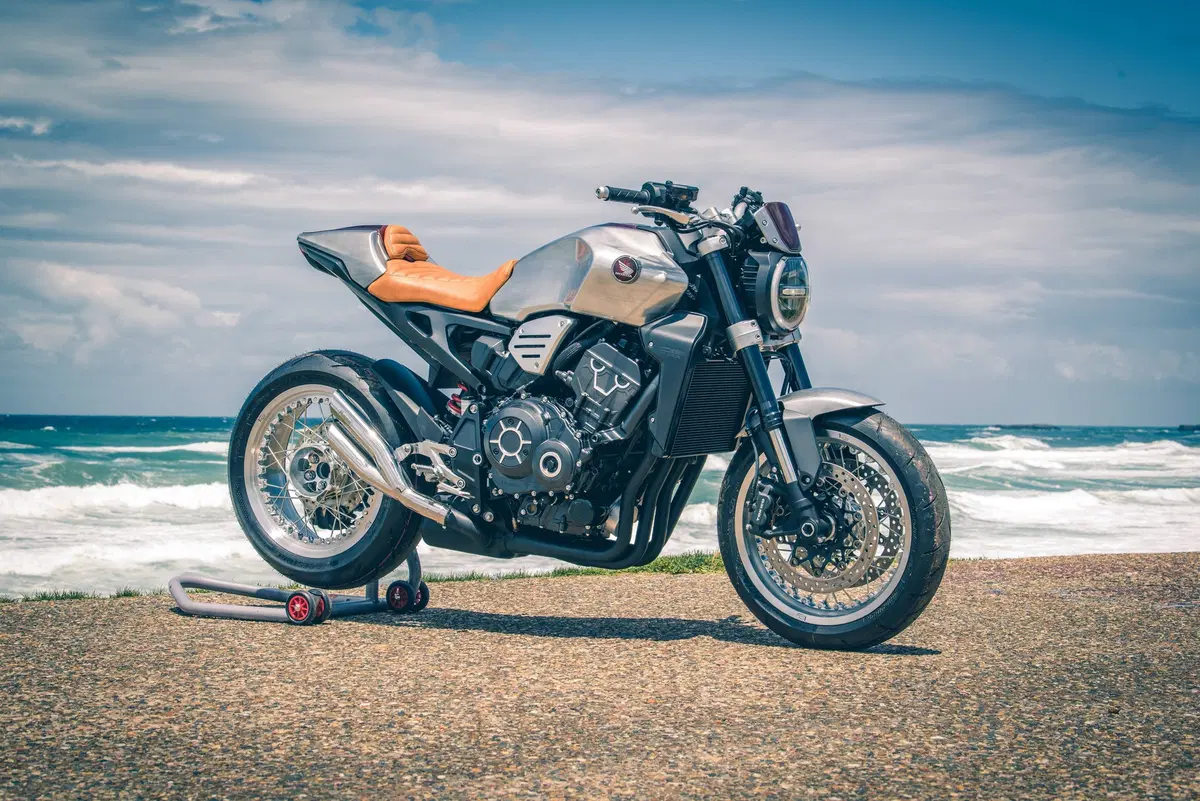 Honda CB Four: Dodici CB1000R special per i 50 anni del 4 in linea (11)