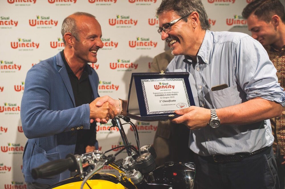 La consegna del primo premio alla Ducati 450 Scrambler da parte del presidente di giuria, Carlo Fiorani