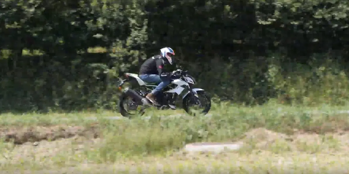 Kawasaki Z125 Bandertest, la prova interattiva (5)