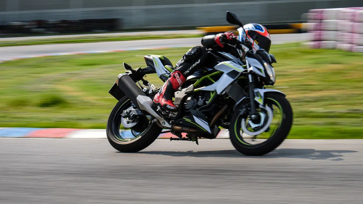 Kawasaki Z125 Bandertest, la prova interattiva (15)