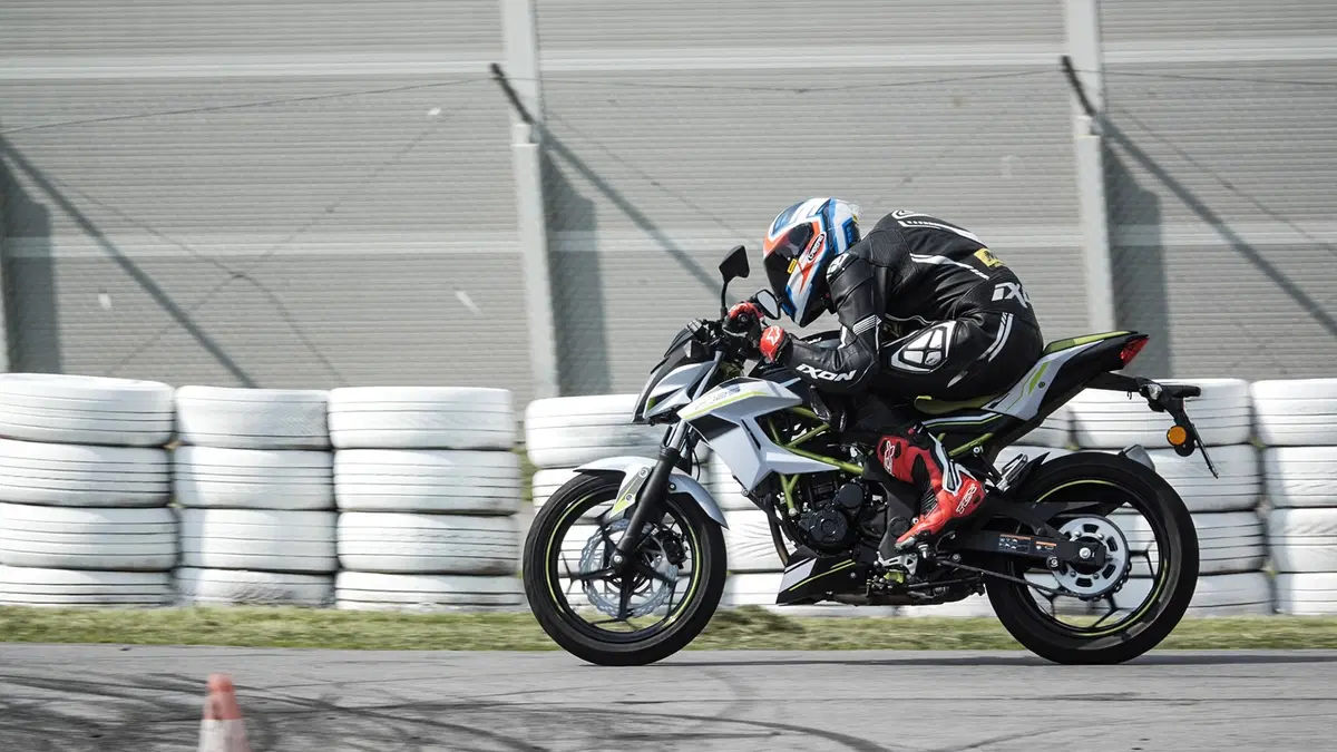 Kawasaki Z125 Bandertest, la prova interattiva