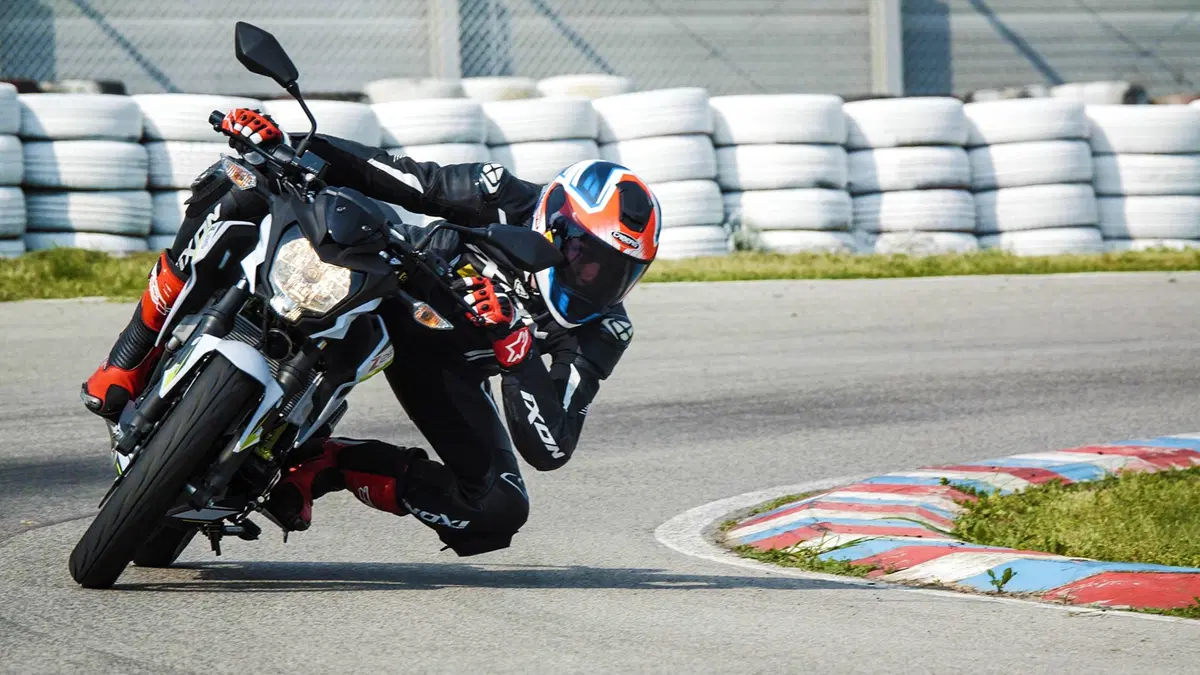 Kawasaki Z125 Bandertest, la prova interattiva (19)