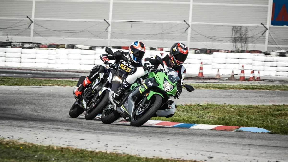 Kawasaki Z125 Bandertest, la prova interattiva (8)