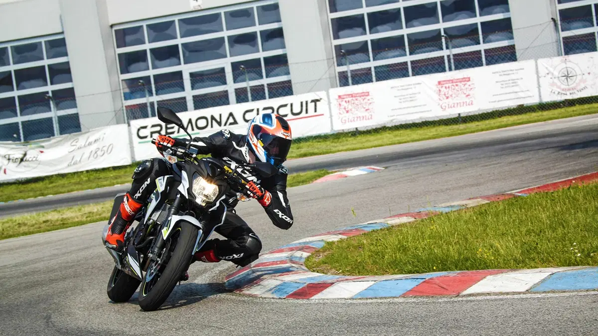 Kawasaki Z125 Bandertest, la prova interattiva (9)