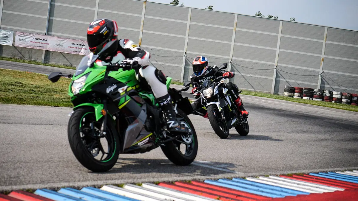 Kawasaki Z125 Bandertest, la prova interattiva (21)