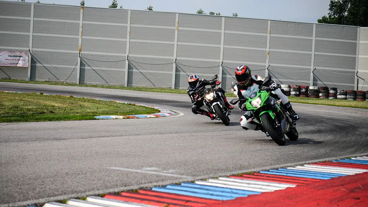 Kawasaki Z125 Bandertest, la prova interattiva (23)