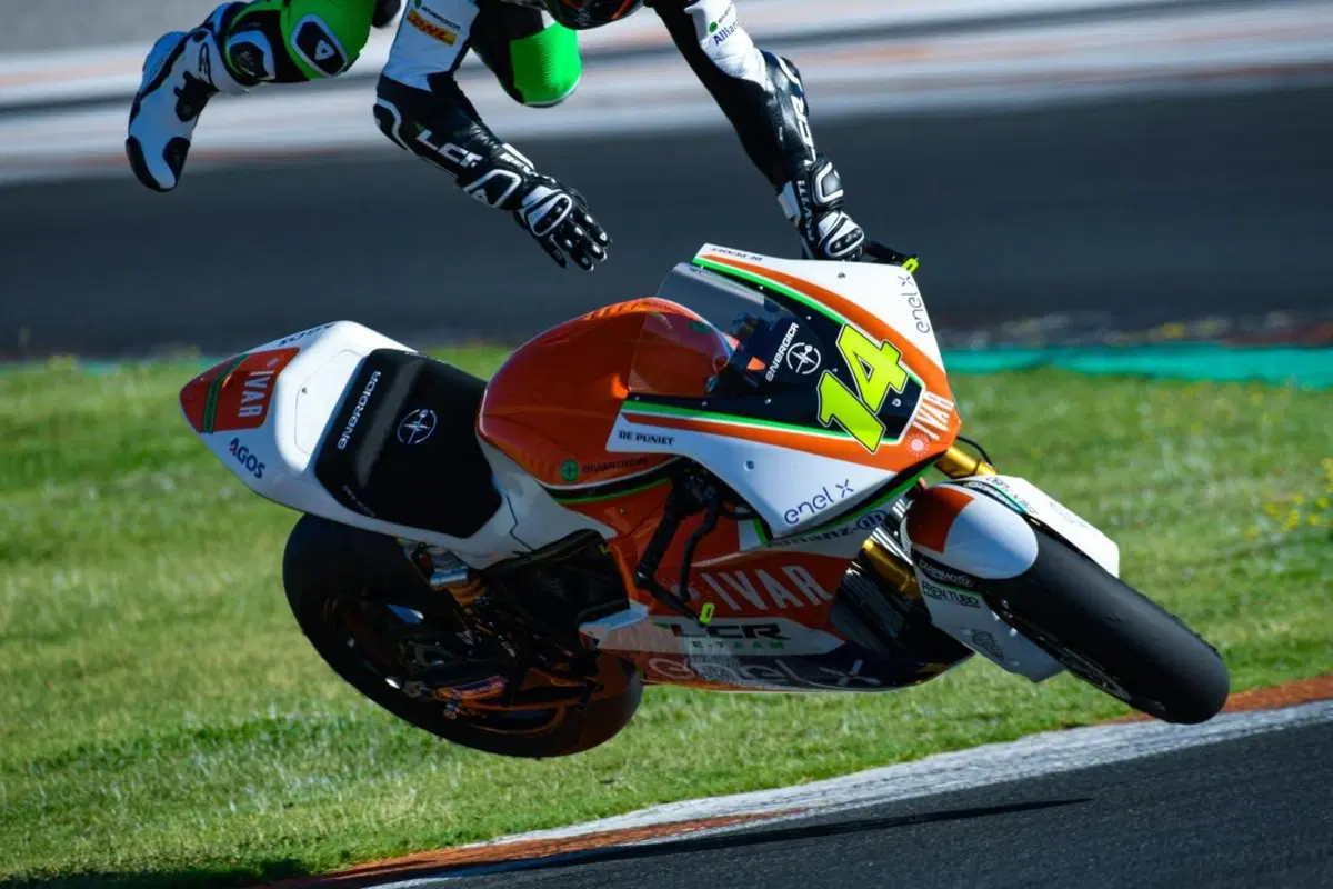 Test MotoE a Valencia. Le moto elettriche si confrontano in pista (3)