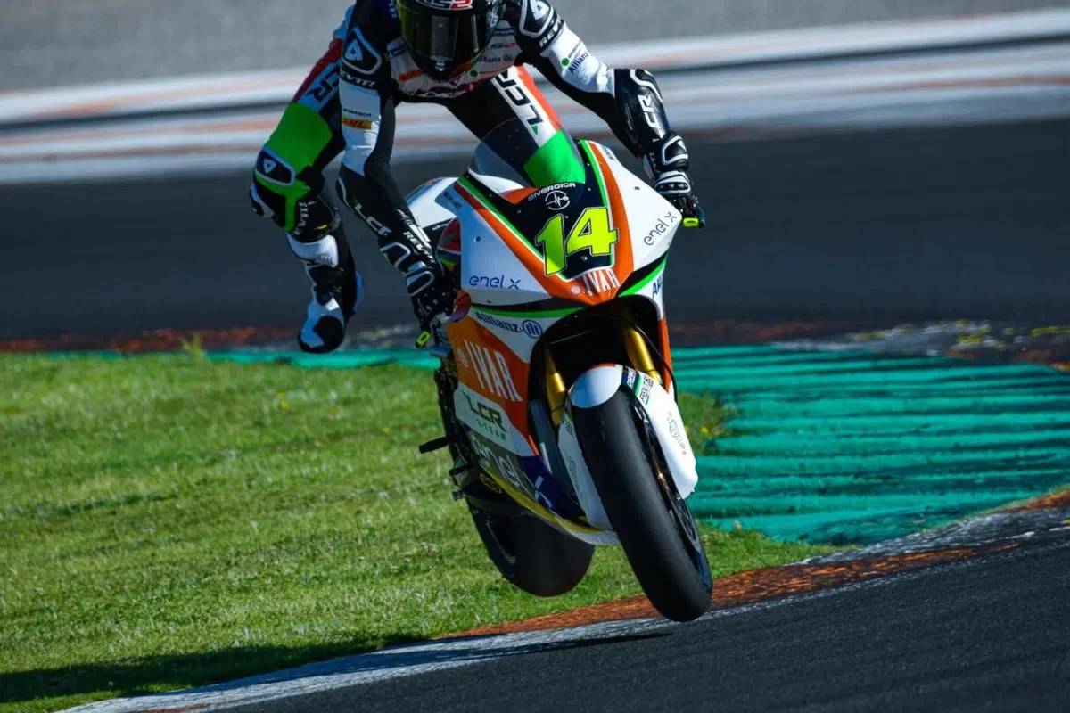 Test MotoE a Valencia. Le moto elettriche si confrontano in pista (2)