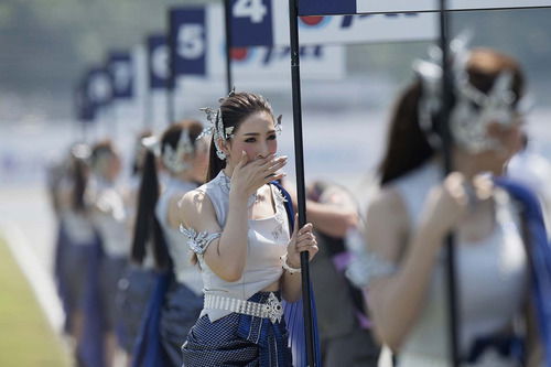 Race Queens: ombrelline, grid girls, pit babes. Una mostra fotografica parla di loro (2)