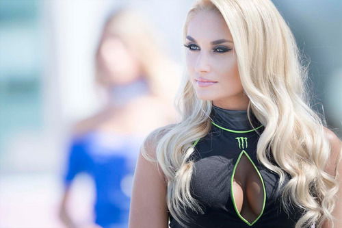 Race Queens: ombrelline, grid girls, pit babes. Una mostra fotografica parla di loro