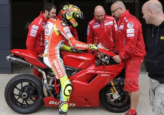 Rossi prova la Ducati 1198 a Silverstone