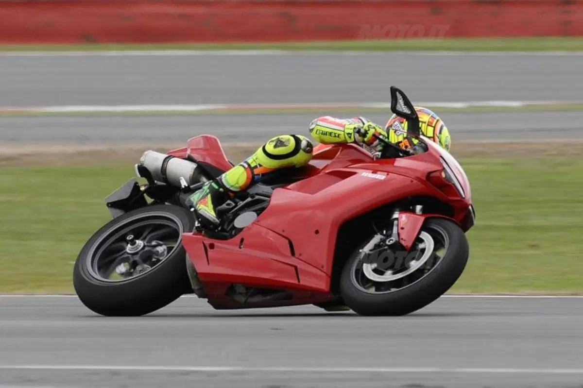 Rossi prova la Ducati 1198 a Silverstone