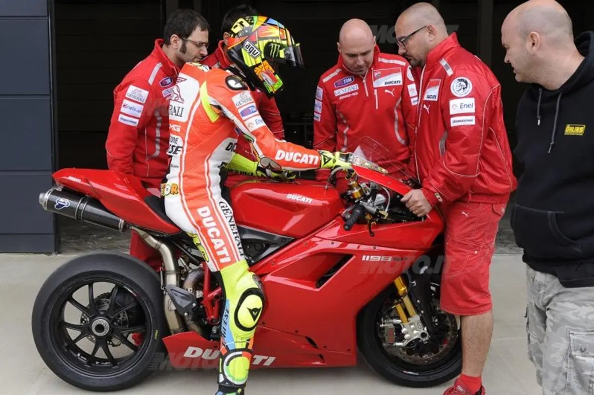 Rossi prova la Ducati 1198 a Silverstone (2)