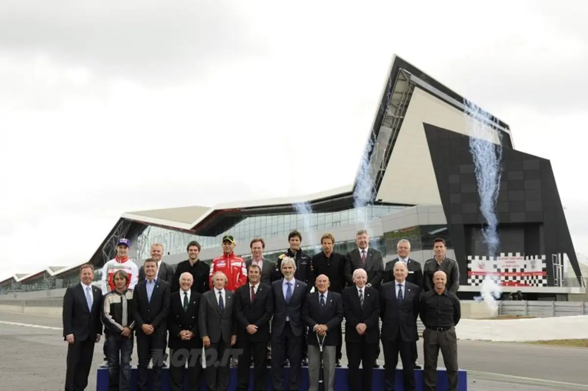 Rossi prova la Ducati 1198 a Silverstone (3)