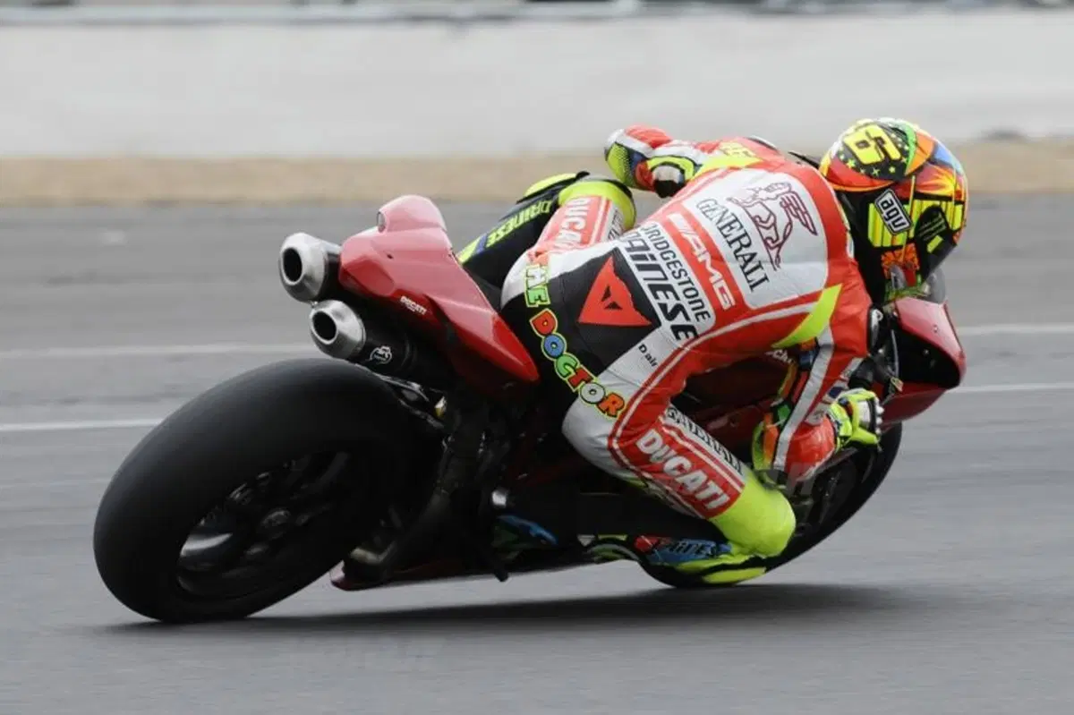 Rossi prova la Ducati 1198 a Silverstone (4)
