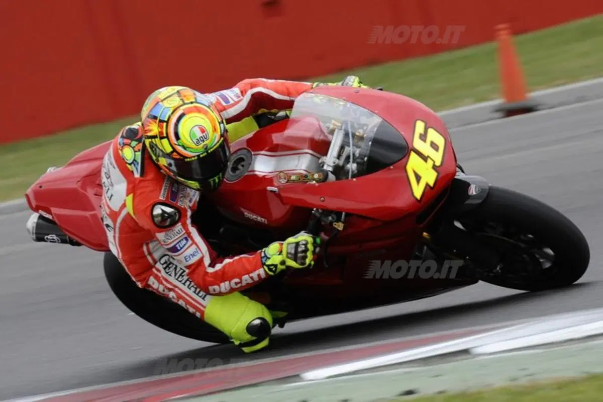 Rossi prova la Ducati 1198 a Silverstone (5)