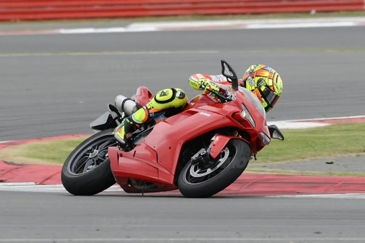 Rossi prova la Ducati 1198 a Silverstone (6)