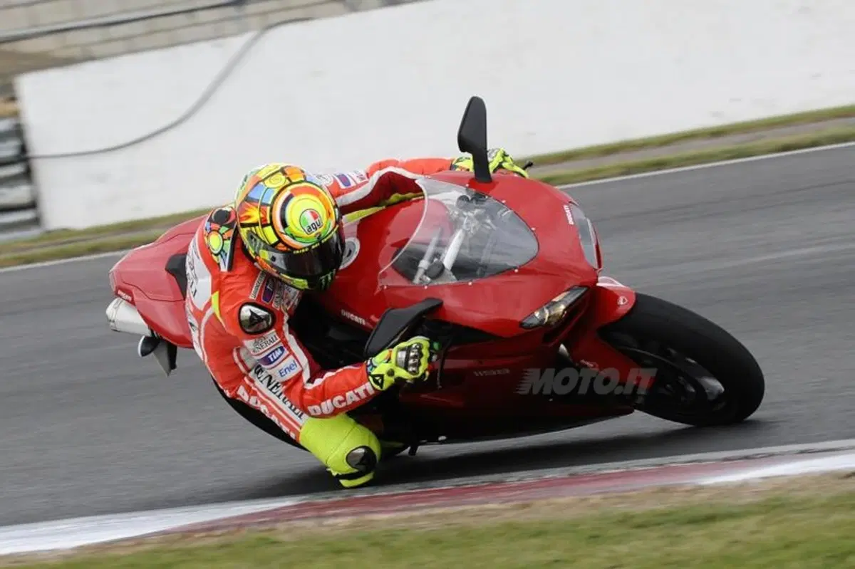Rossi prova la Ducati 1198 a Silverstone (7)