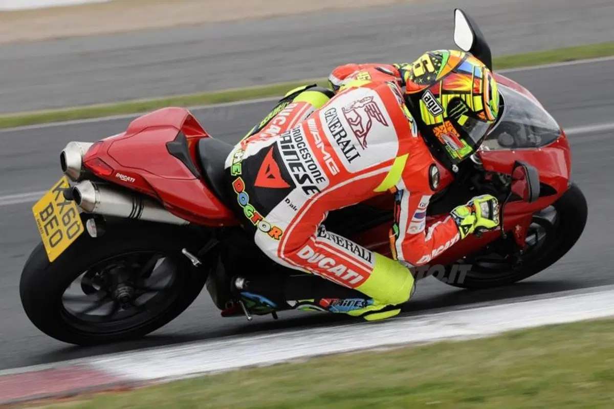 Rossi prova la Ducati 1198 a Silverstone (8)