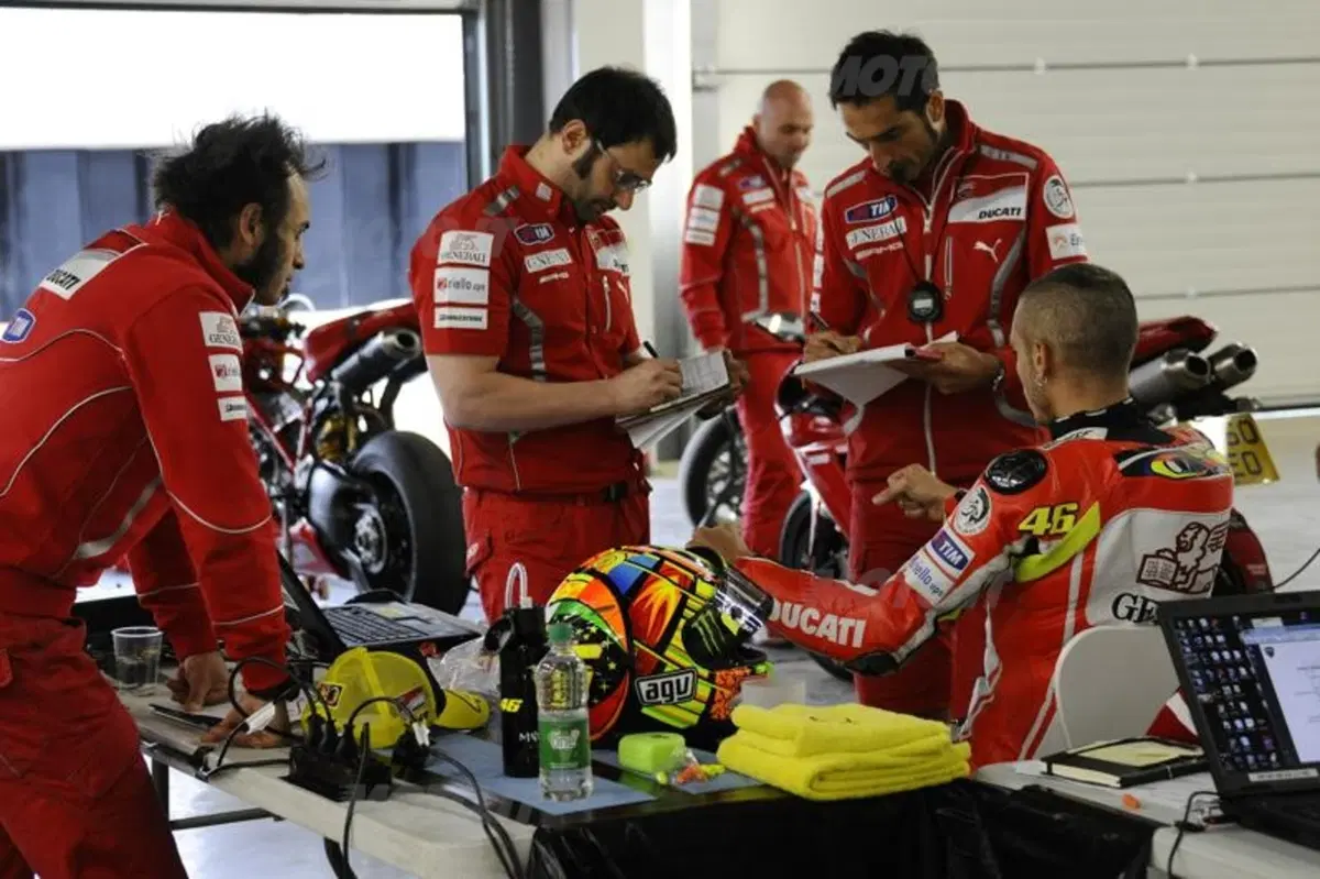 Rossi prova la Ducati 1198 a Silverstone (9)