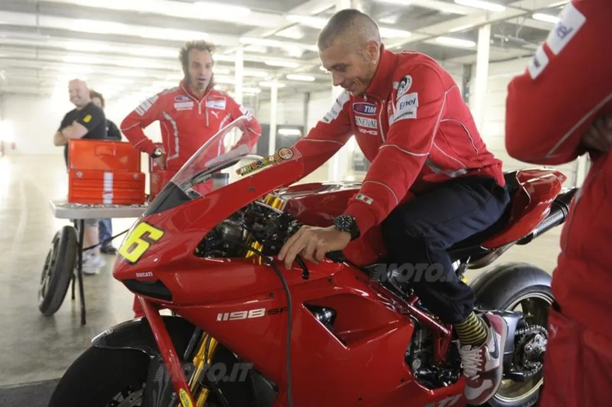 Rossi prova la Ducati 1198 a Silverstone (12)