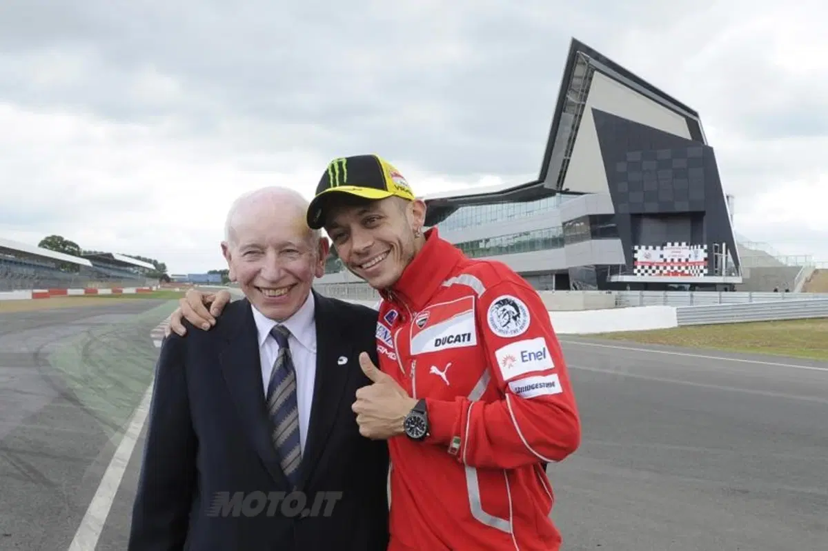 Rossi prova la Ducati 1198 a Silverstone (13)