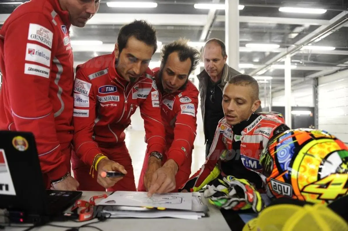 Rossi prova la Ducati 1198 a Silverstone (14)