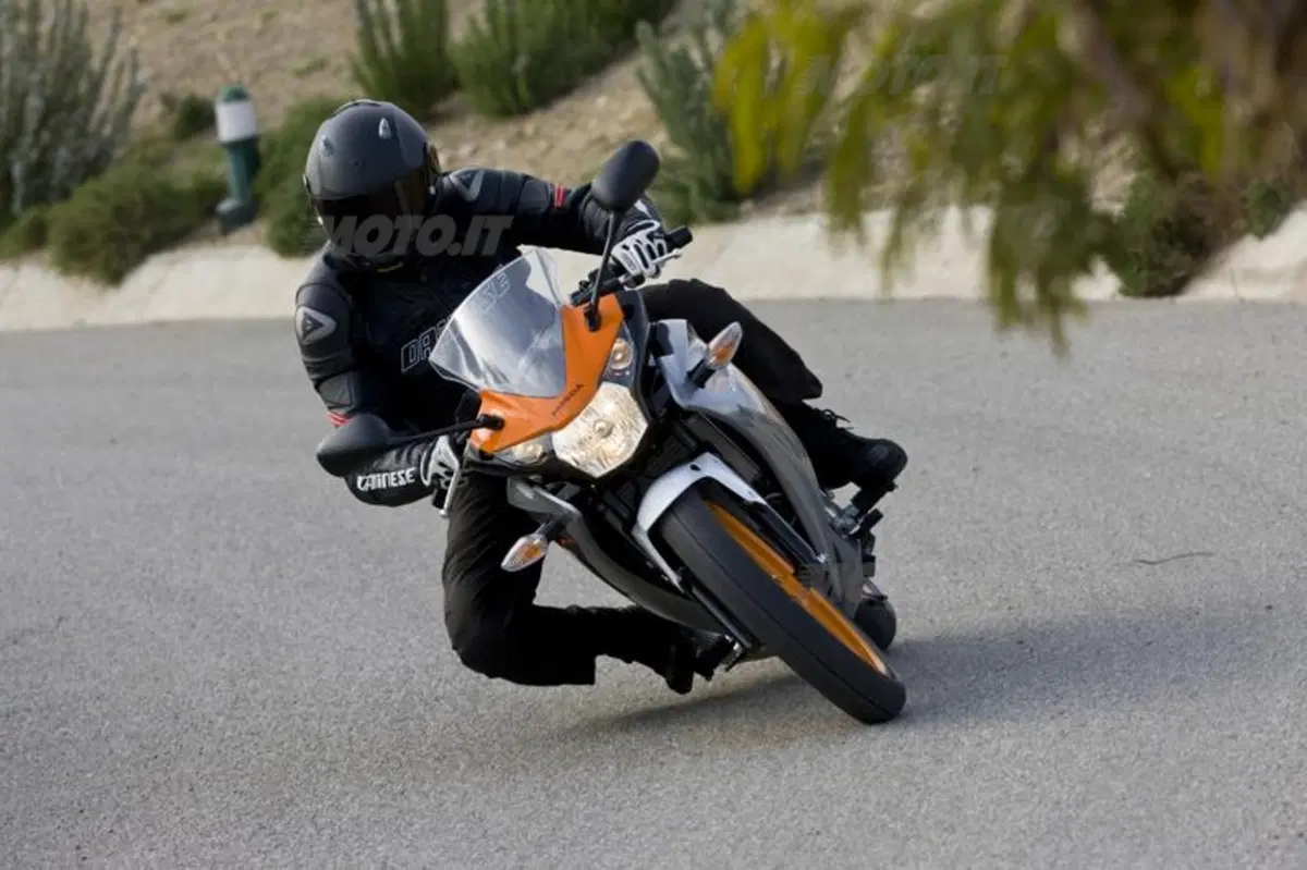 Honda CBR125R – CBR250R   (3)