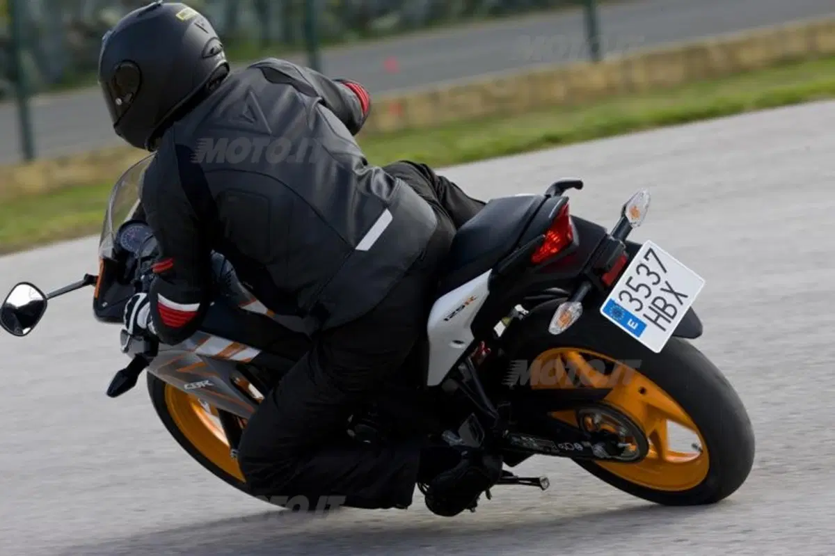 Honda CBR125R – CBR250R   (4)