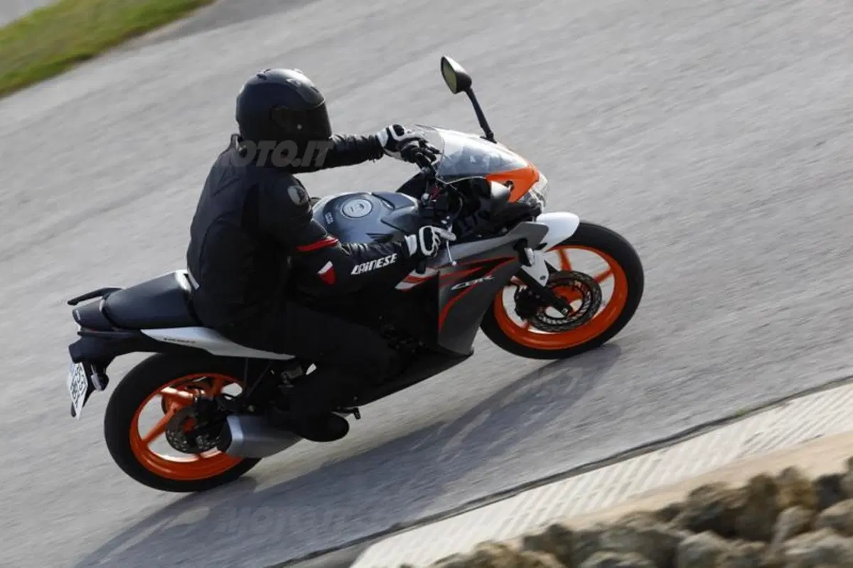 Honda CBR125R – CBR250R   (7)