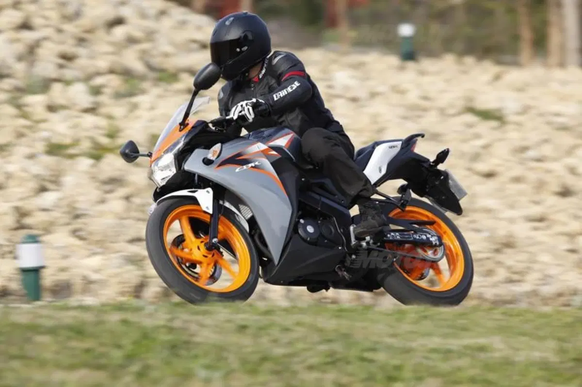 Honda CBR125R – CBR250R   (8)