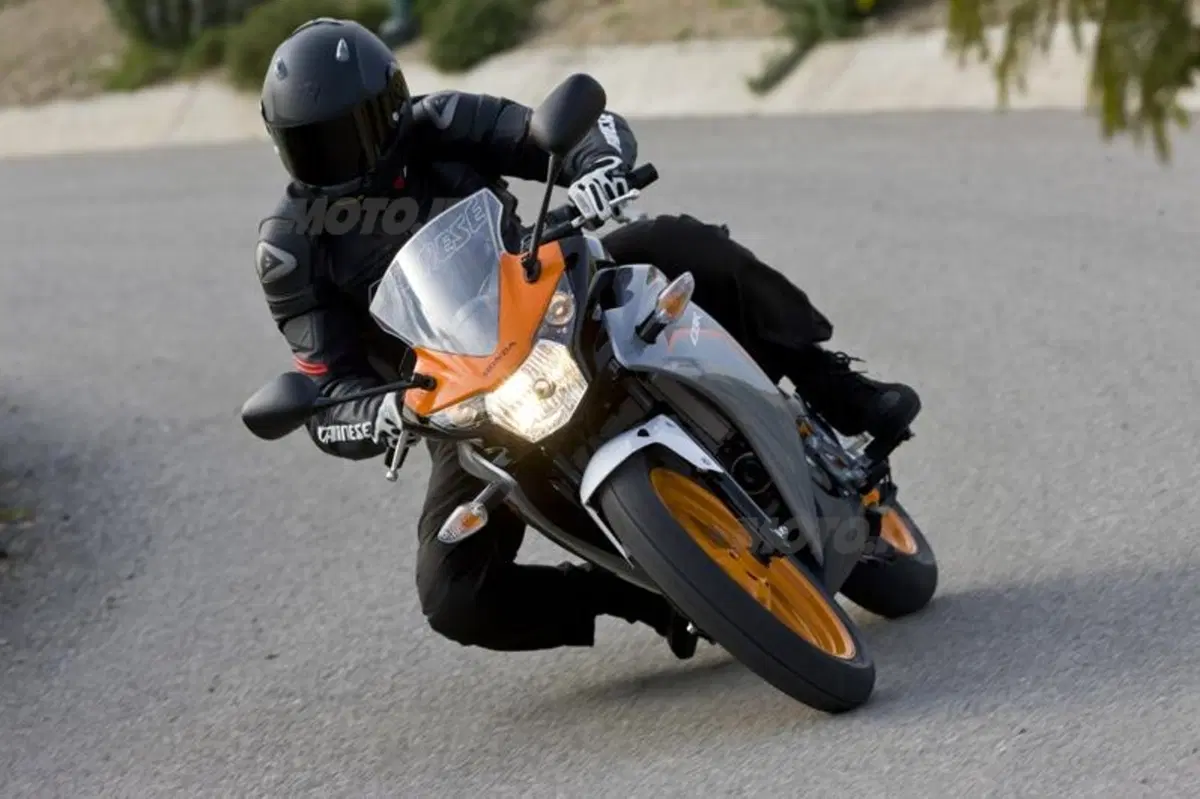 Honda CBR125R – CBR250R   (9)