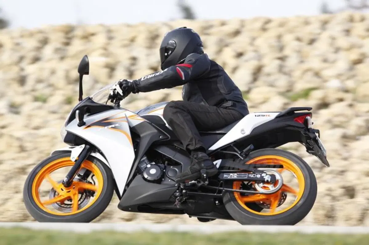 Honda CBR125R – CBR250R   (10)