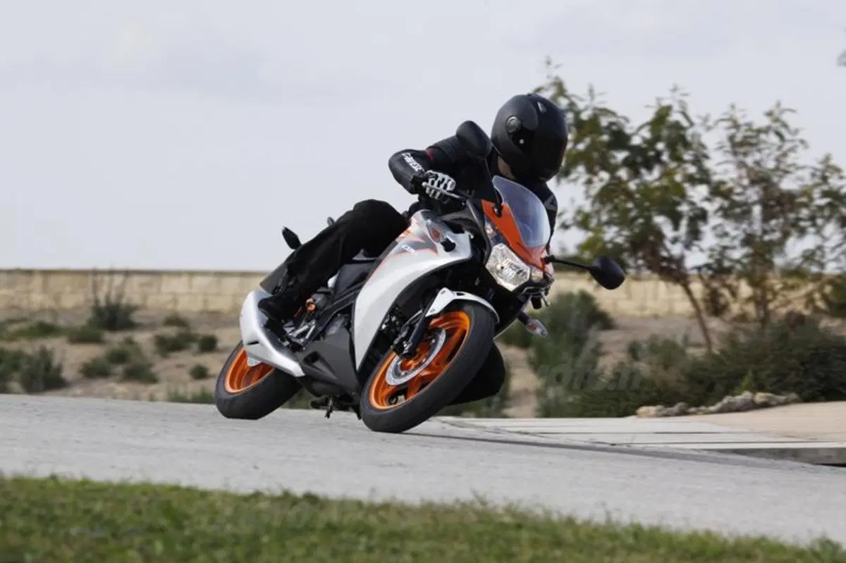 Honda CBR125R – CBR250R   (11)