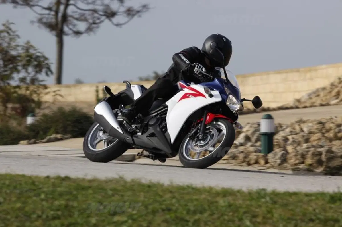 Honda CBR125R – CBR250R   (12)