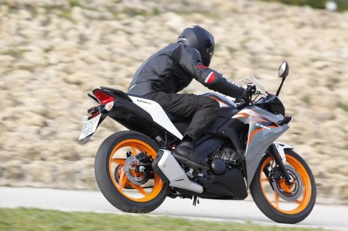 Honda CBR125R – CBR250R   (13)