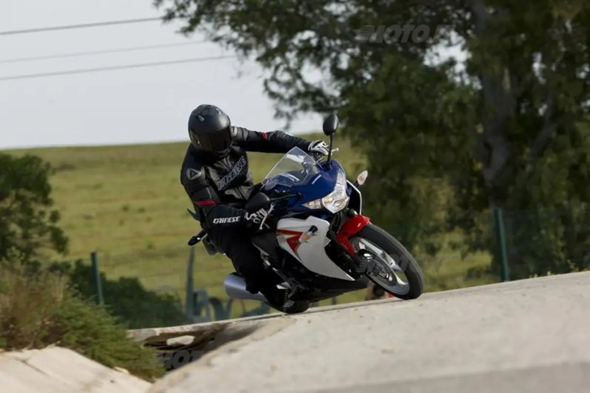 Honda CBR125R – CBR250R   (14)
